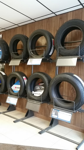 Tire Shop «Virginia Tire Of Claypool Hill», reviews and photos, 1142 Claypool Hill Mall Rd, Cedar Bluff, VA 24609, USA