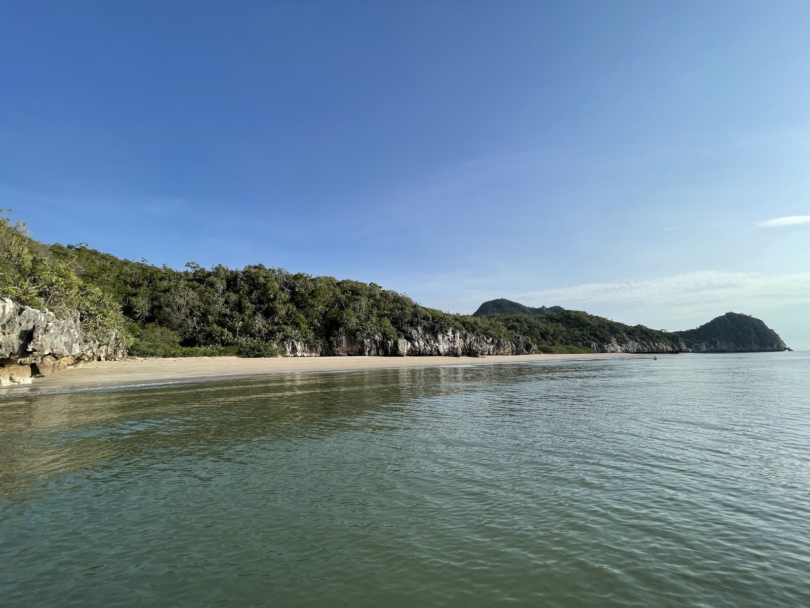 Foto de Wat Thung Noi Big Beach com praia espaçosa