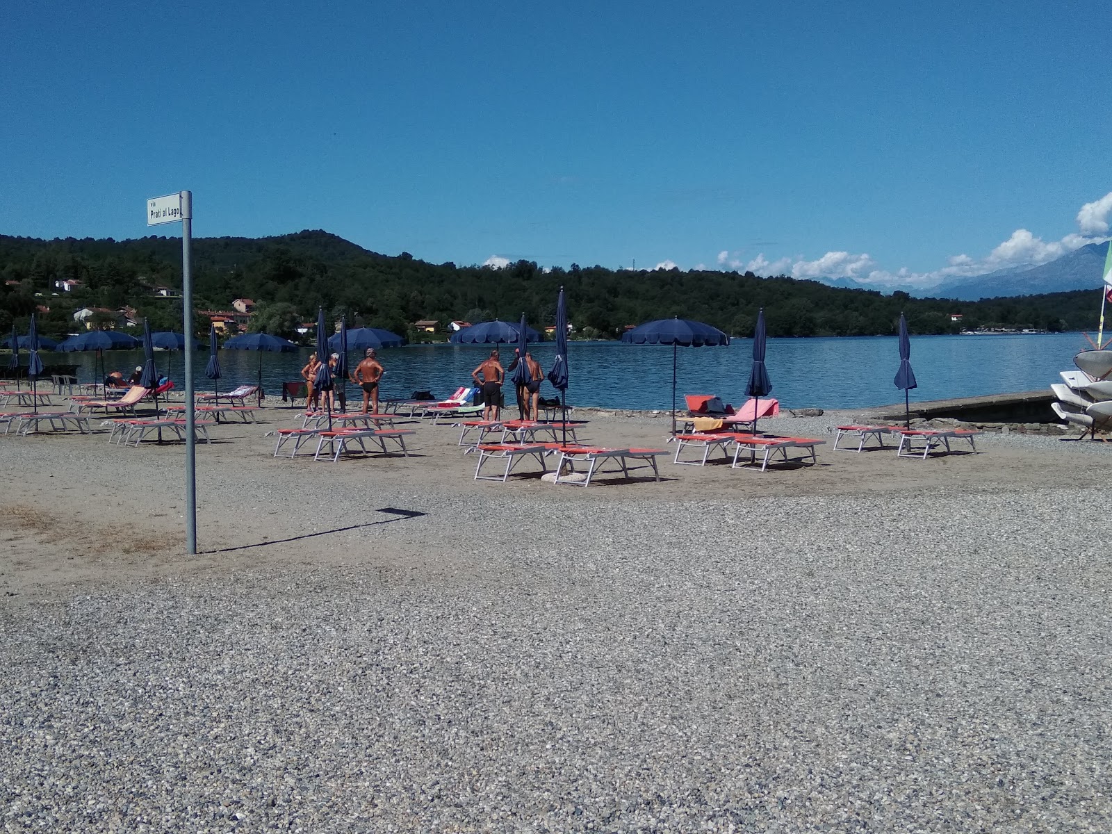 Foto di Lido Club Lac Beach et Soleil con una superficie del piccoli ciottoli grigi