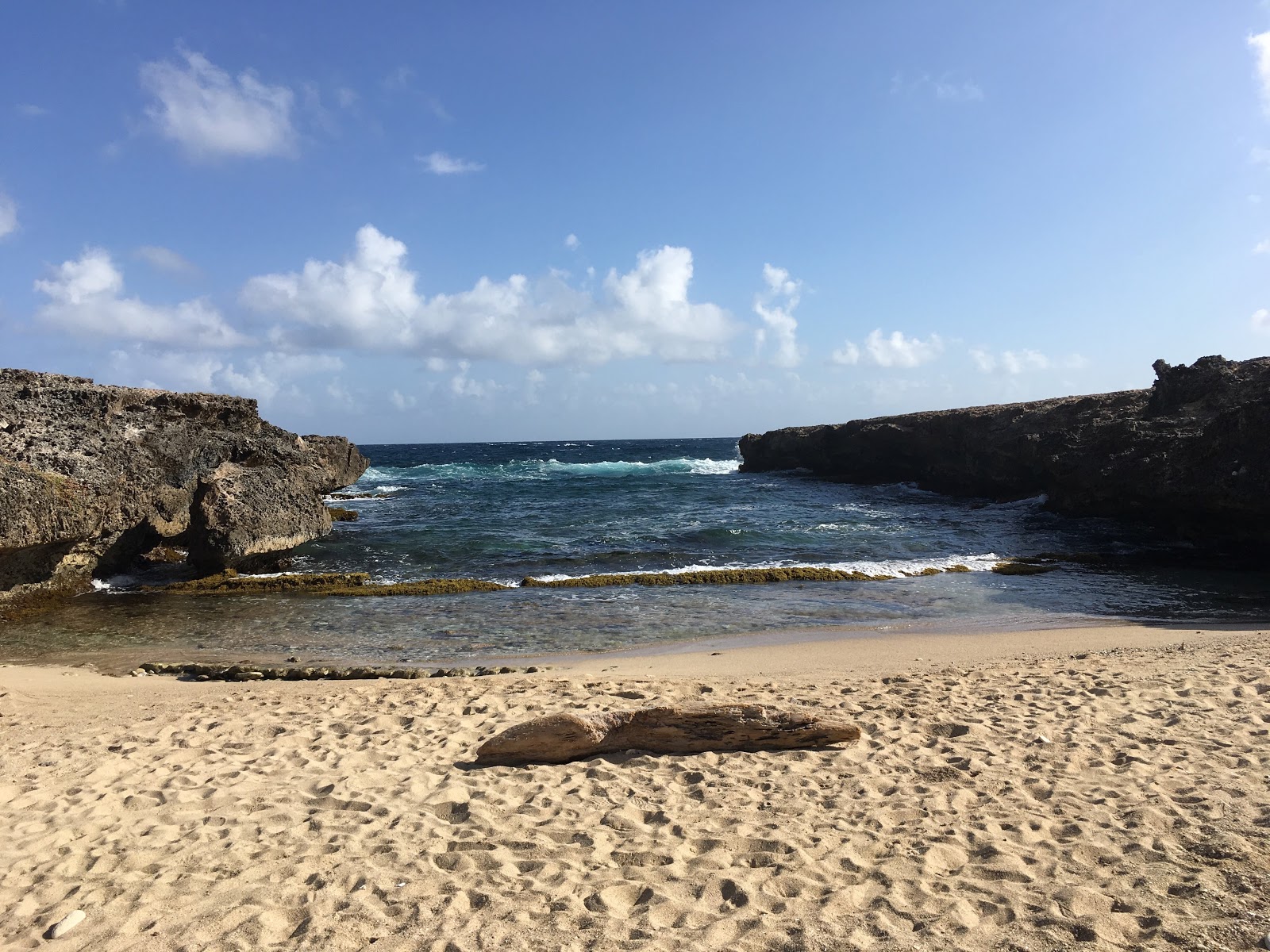 Fotografie cu Boca Pos di Noord cu o suprafață de nisip strălucitor și pietre