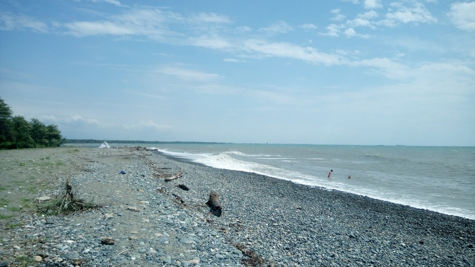 Dghamishi beach的照片 带有碧绿色纯水表面