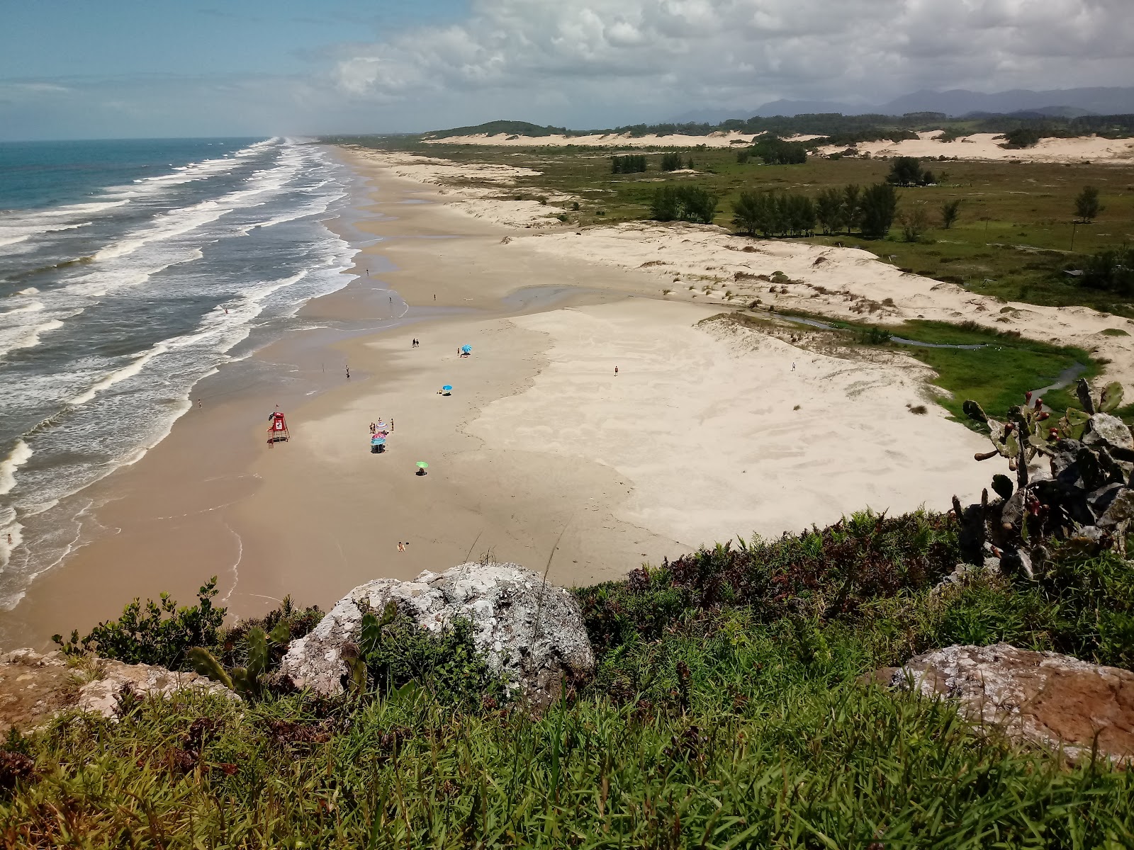 Foto von Arroio Seco Strand mit feiner beiger sand Oberfläche
