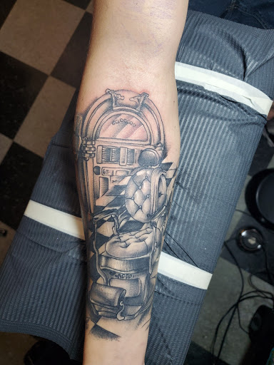 Tattoo Shop «X Treme Tattoo & Piercing», reviews and photos, 4026 Colorado Ave, Village of Sheffield, OH 44054, USA