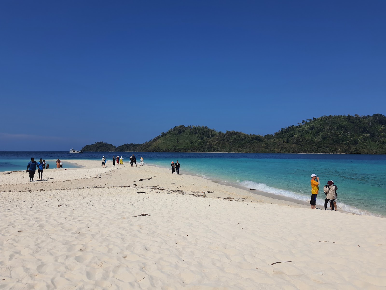 Foto di Spiaggia di Koh Khai con parzialmente pulito livello di pulizia