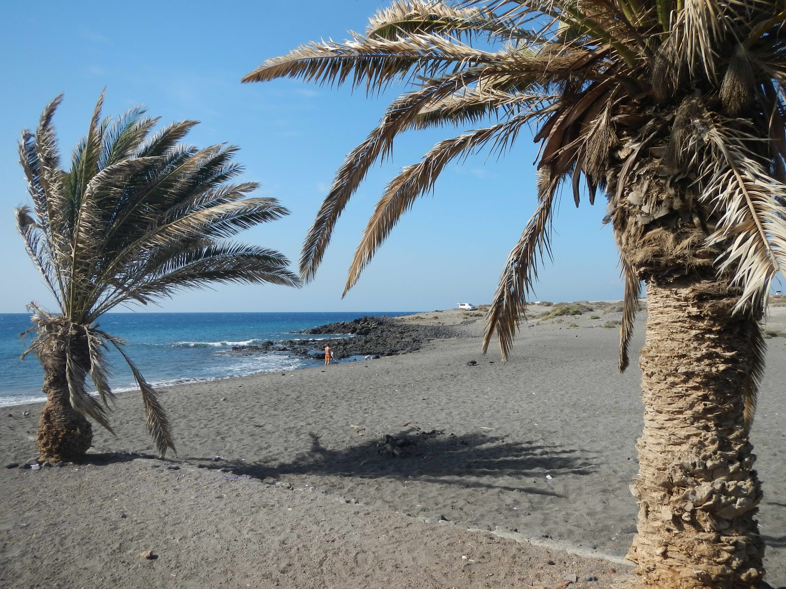 Photo de Playa la Maretas avec l'eau vert clair de surface