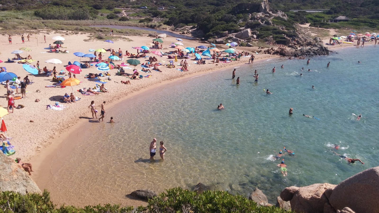 Spiaggia Monti D'A Rena'in fotoğrafı uçurumlarla desteklenmiş