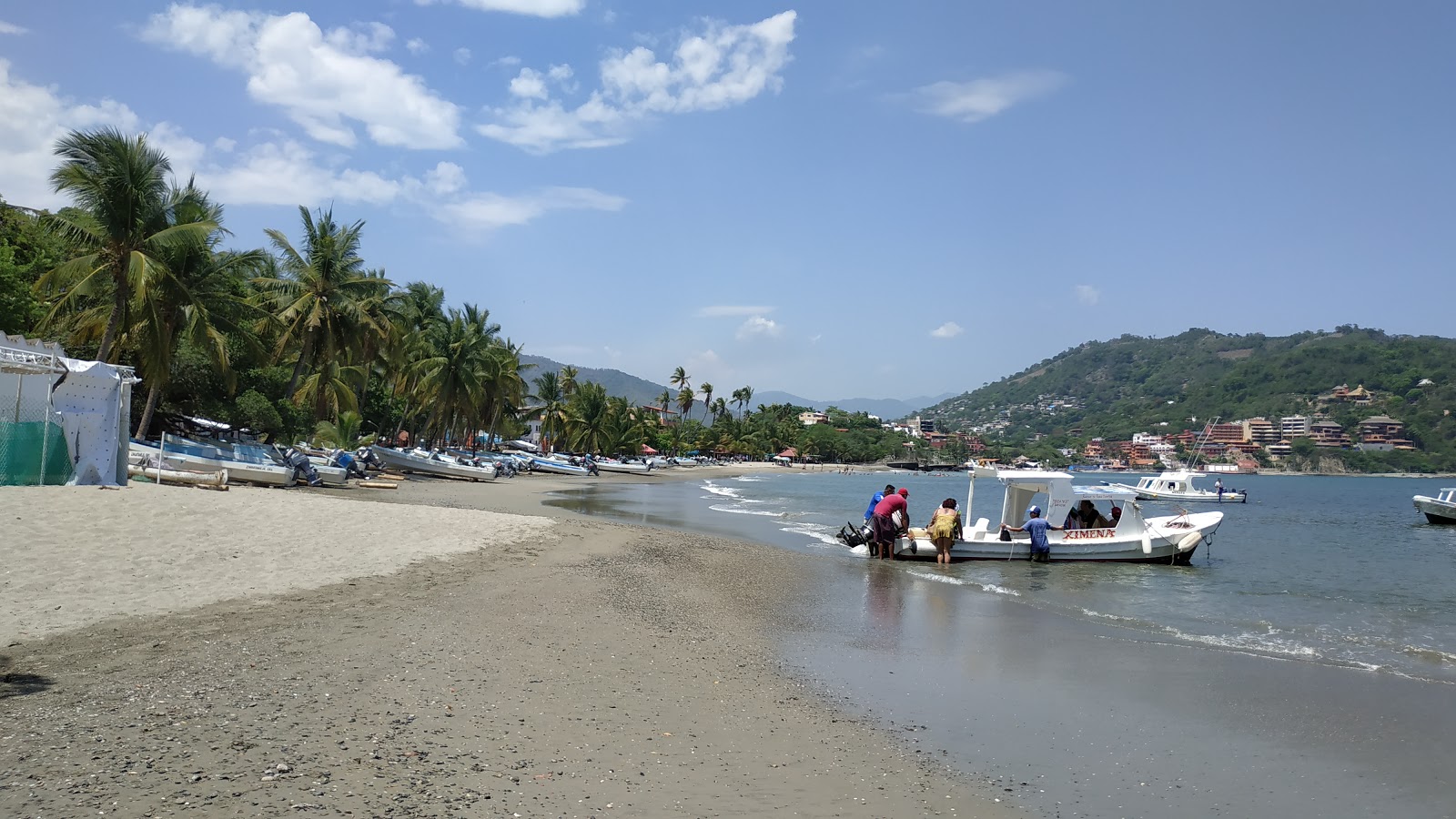 Zihuatanejo beach'in fotoğrafı geniş plaj ile birlikte