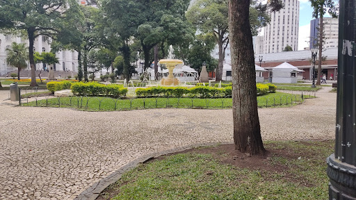 Jardins da praça Santos Andrade