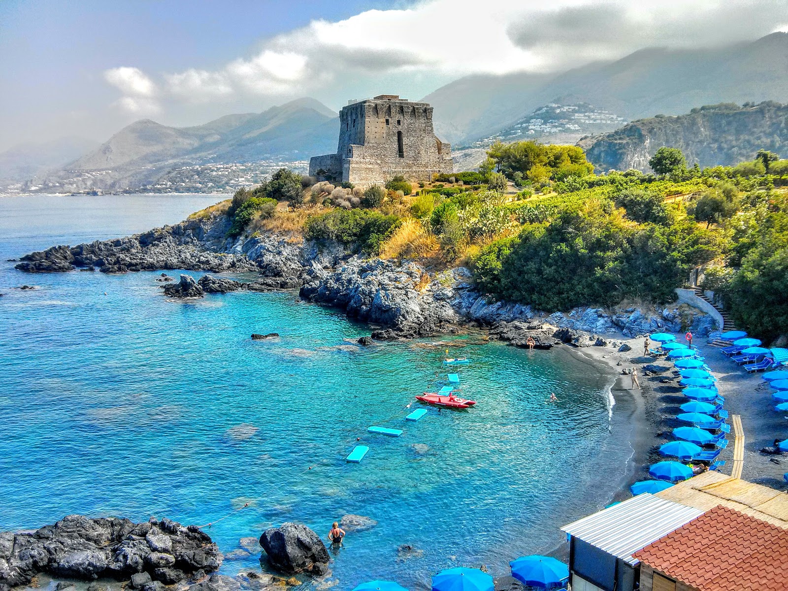 Spiaggia Le Terrazze的照片 带有蓝色的水表面