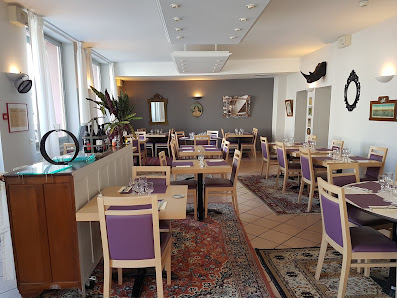 Logis Hôtel Restaurant du Commerce Bar Terrasse 2 Pl. de l'Église, 63530 Volvic