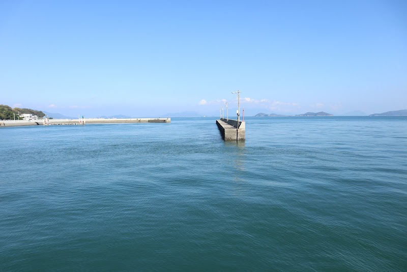 おにの灯台（女木港鬼ケ島防波堤灯台）