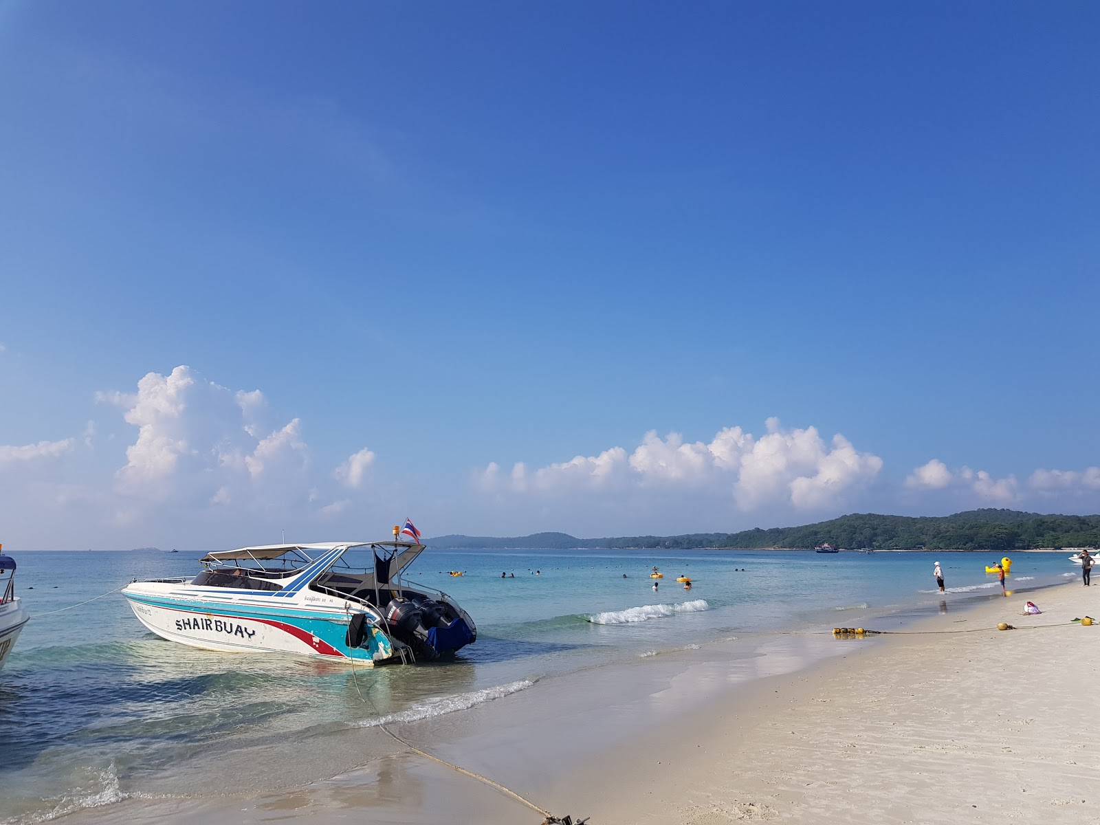 Fotografie cu Sai Kaew Beach - locul popular printre cunoscătorii de relaxare