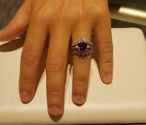 Jewelry Store «Helzberg Diamonds», reviews and photos, 1201 Lake Woodlands Dr Suite #2058, The Woodlands, TX 77380, USA