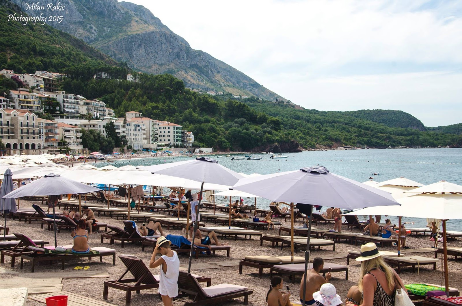 Sveti Stefan beach'in fotoğrafı uçurumlarla desteklenmiş