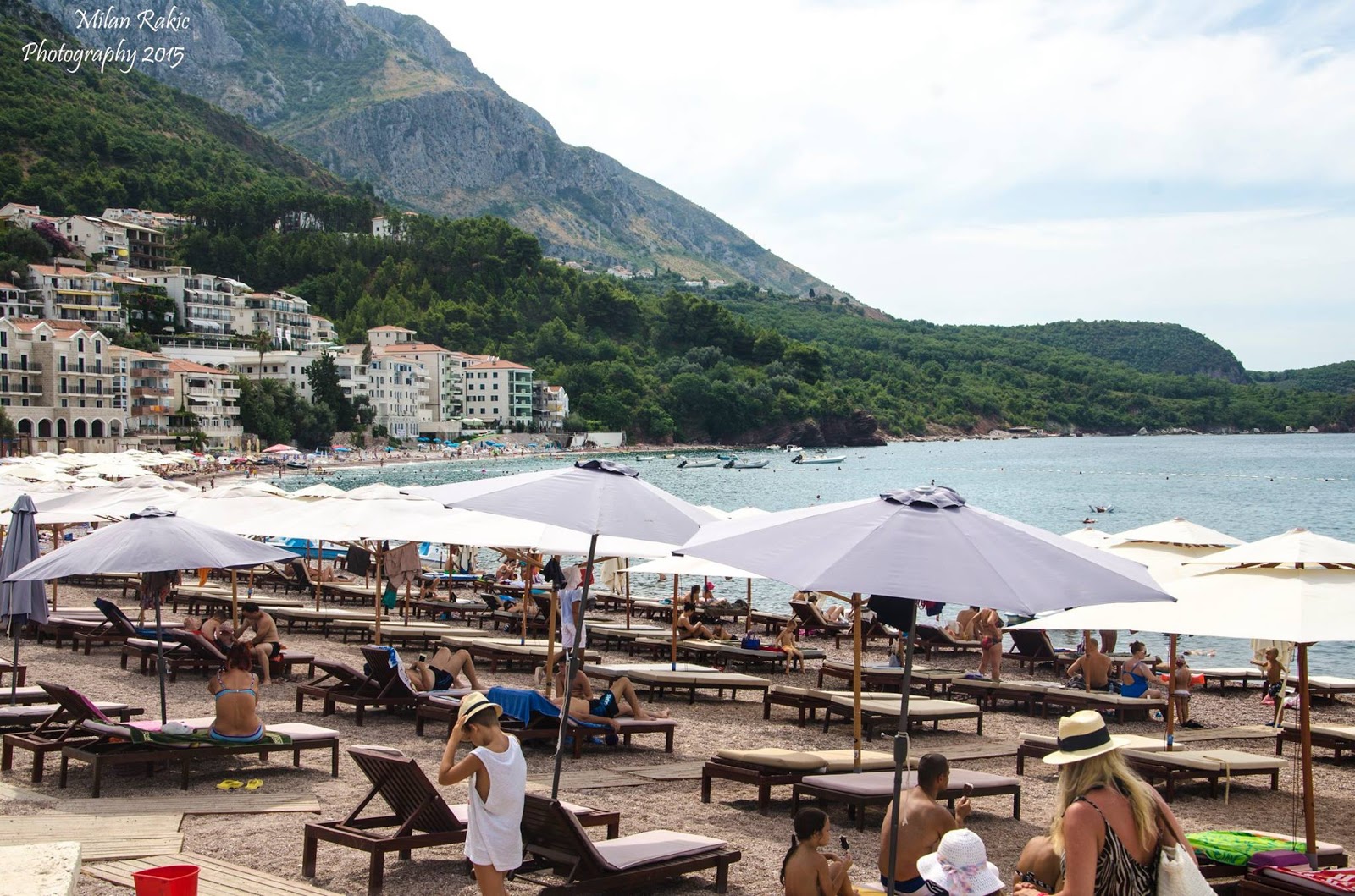 Foto av Sveti Stefan beach och dess vackra landskap