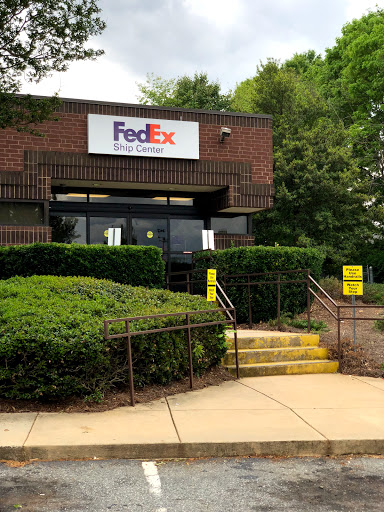 Shipping and Mailing Service «FedEx Ship Center», reviews and photos, 1190 N Wendover Rd, Charlotte, NC 28211, USA