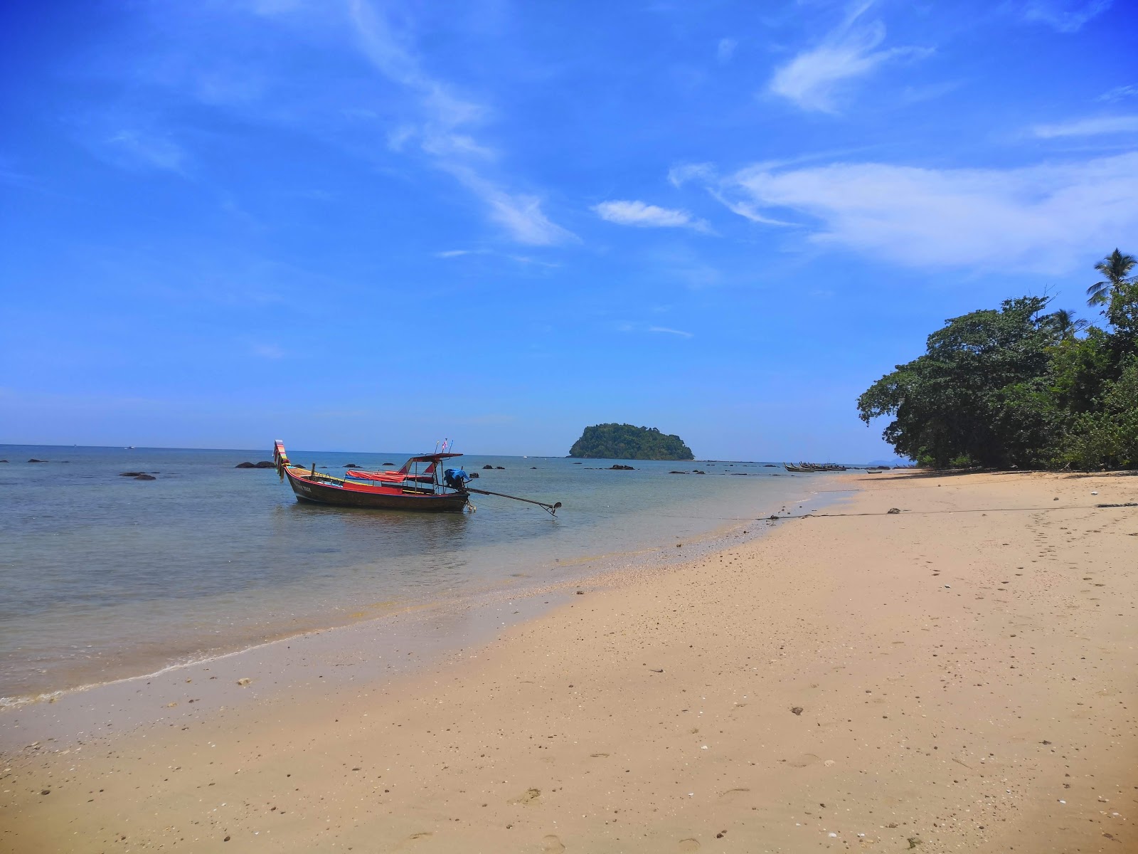 Photo de LangKhao Beach avec rivage droit, long