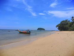Photo de LangKhao Beach avec rivage droit, long