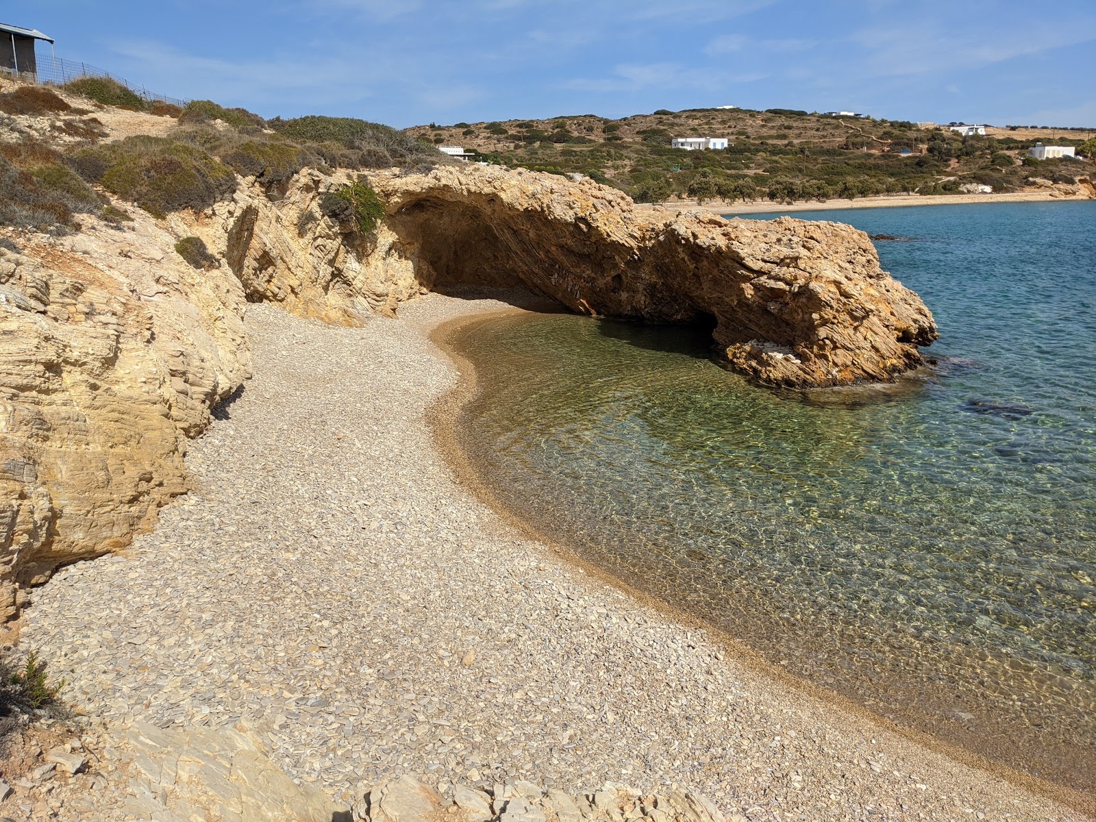 Foto di Paralia con una superficie del ciottoli beige