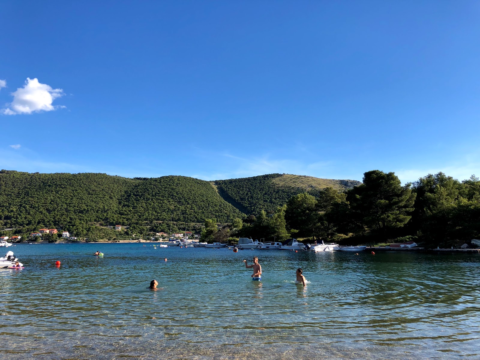 Foto van Galesnica beach met kleine baai