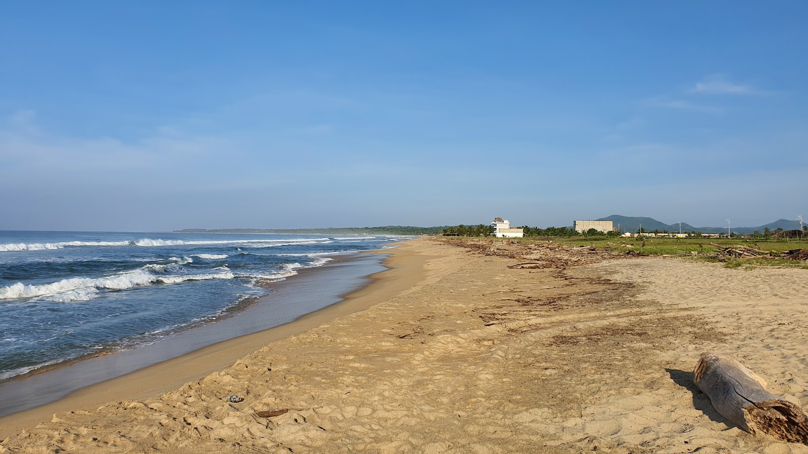 Fotografie cu Playa Azul cu o suprafață de nisip strălucitor