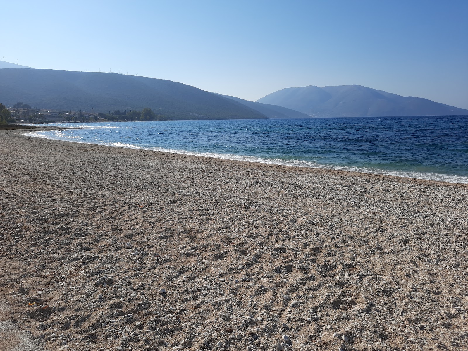 Karavomilos beach的照片 位于自然区域