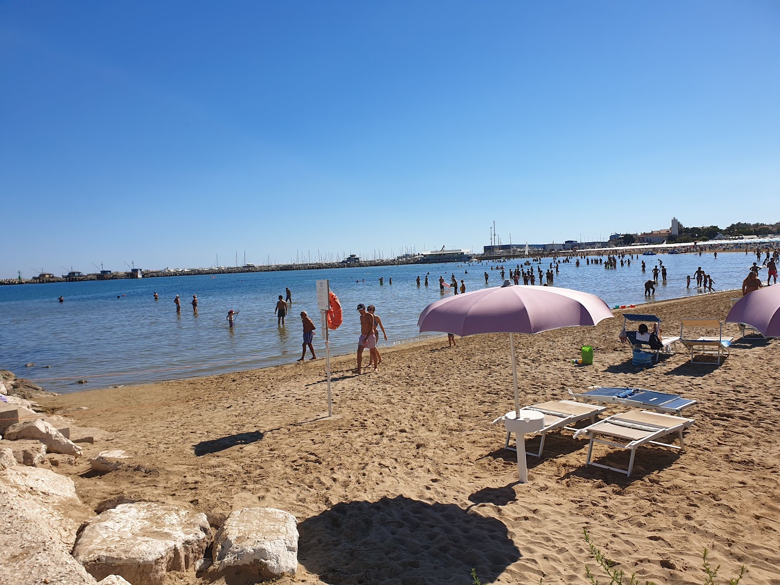 Foto di Fano beach con una superficie del acqua turchese
