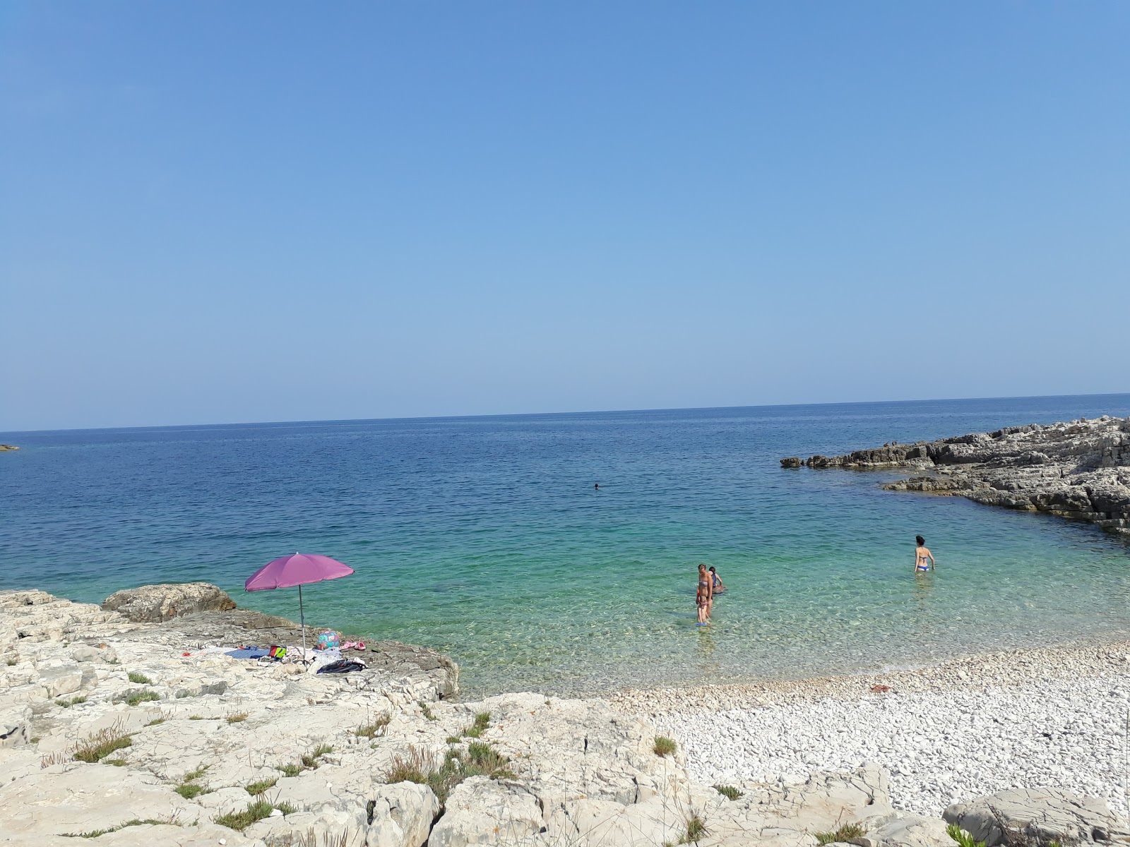 Fotografie cu Shkolich beach II cu o suprafață de pietricele beige