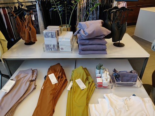 Sportswear Store «lululemon», reviews and photos, 622 Oakbrook Center, Oak Brook, IL 60523, USA