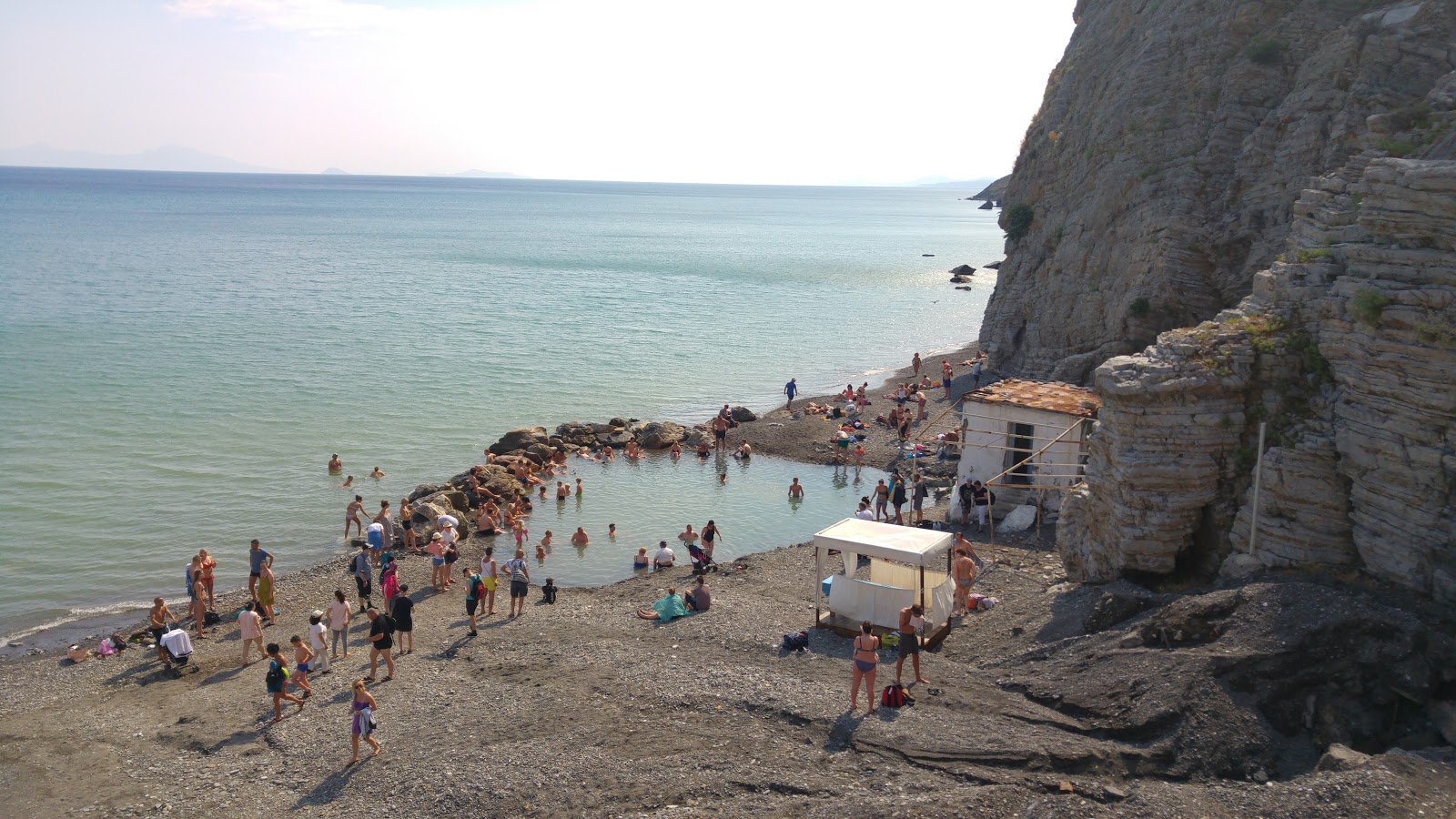 Foto von Therma Beach umgeben von Bergen