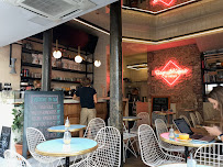 Atmosphère du Restaurant servant le petit-déjeuner République of Coffee à Paris - n°17