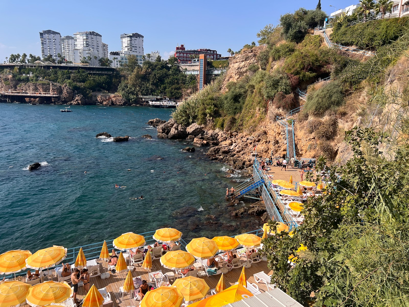 Foto von Konserve Public Beach mit betonierte fläche Oberfläche