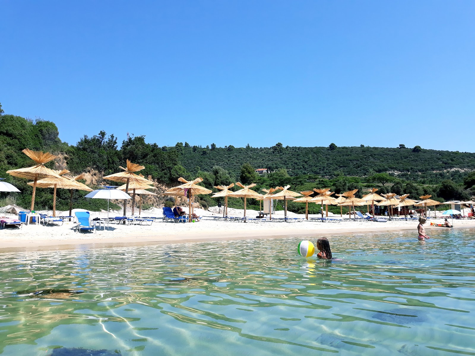 Zdjęcie Achlada beach poparte klifami