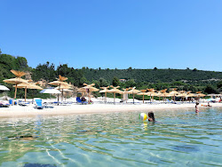 Zdjęcie Achlada beach poparte klifami
