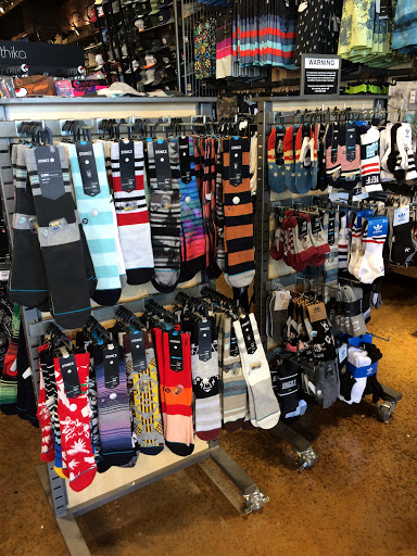 Clothing Store «Tillys», reviews and photos, 343 N Alafaya Trail, Orlando, FL 32828, USA