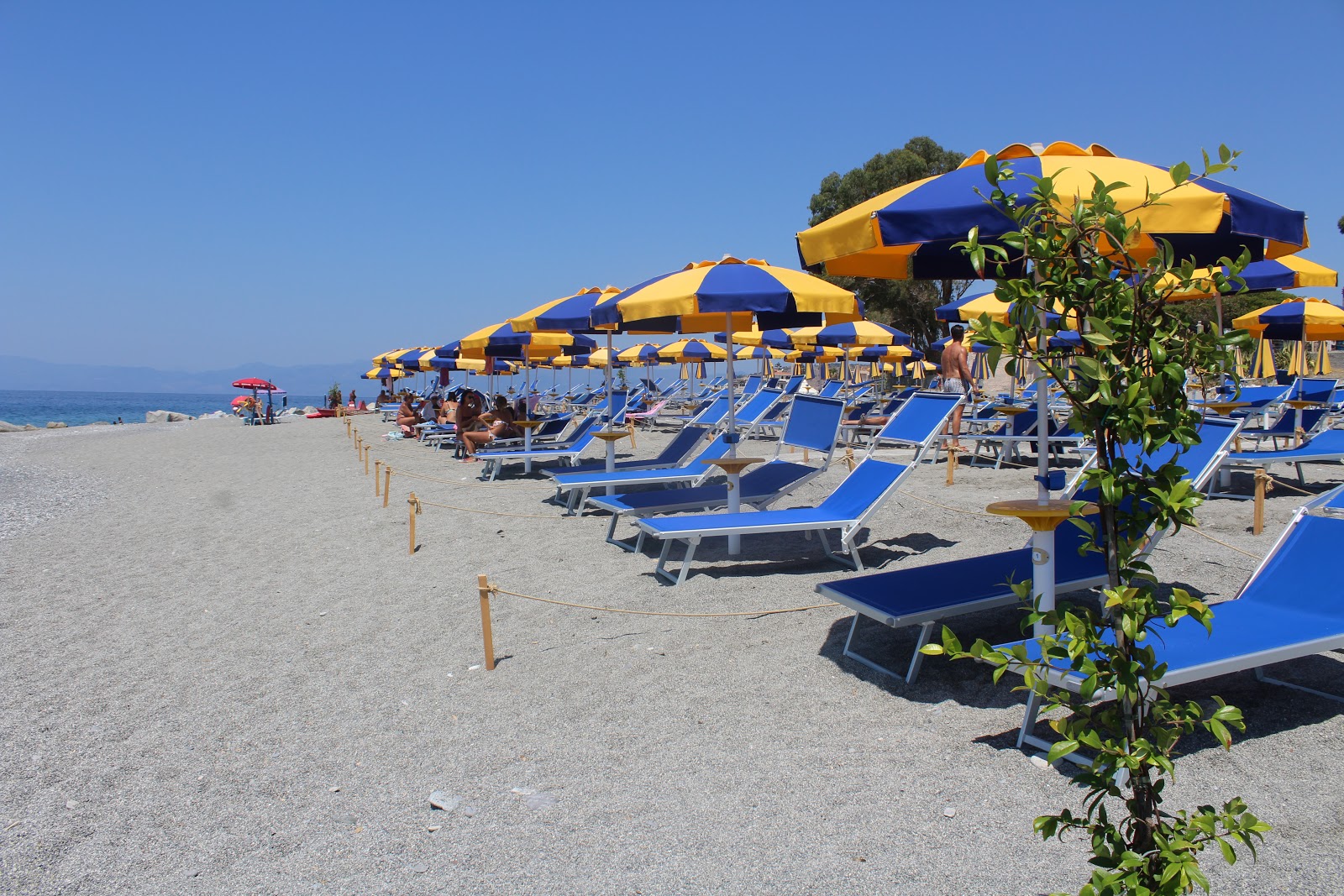 Foto di Spiaggia Saline Ioniche II con parzialmente pulito livello di pulizia