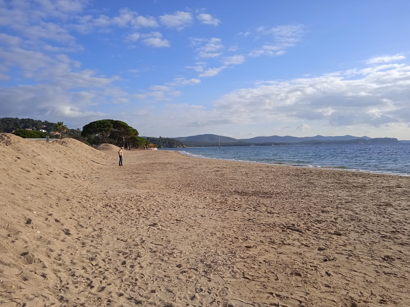Zdjęcie Plage de l'Argentiere poparte klifami