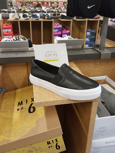 Shoe Store «DSW Designer Shoe Warehouse», reviews and photos, 44590 Ford Rd, Canton, MI 48187, USA