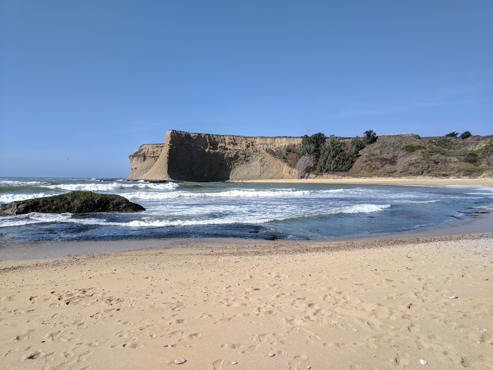 Foto van Martin's Beach met hoog niveau van netheid