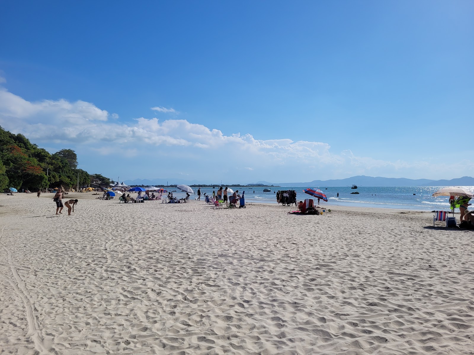 Foto av Praia do Forte med fin beige sand yta