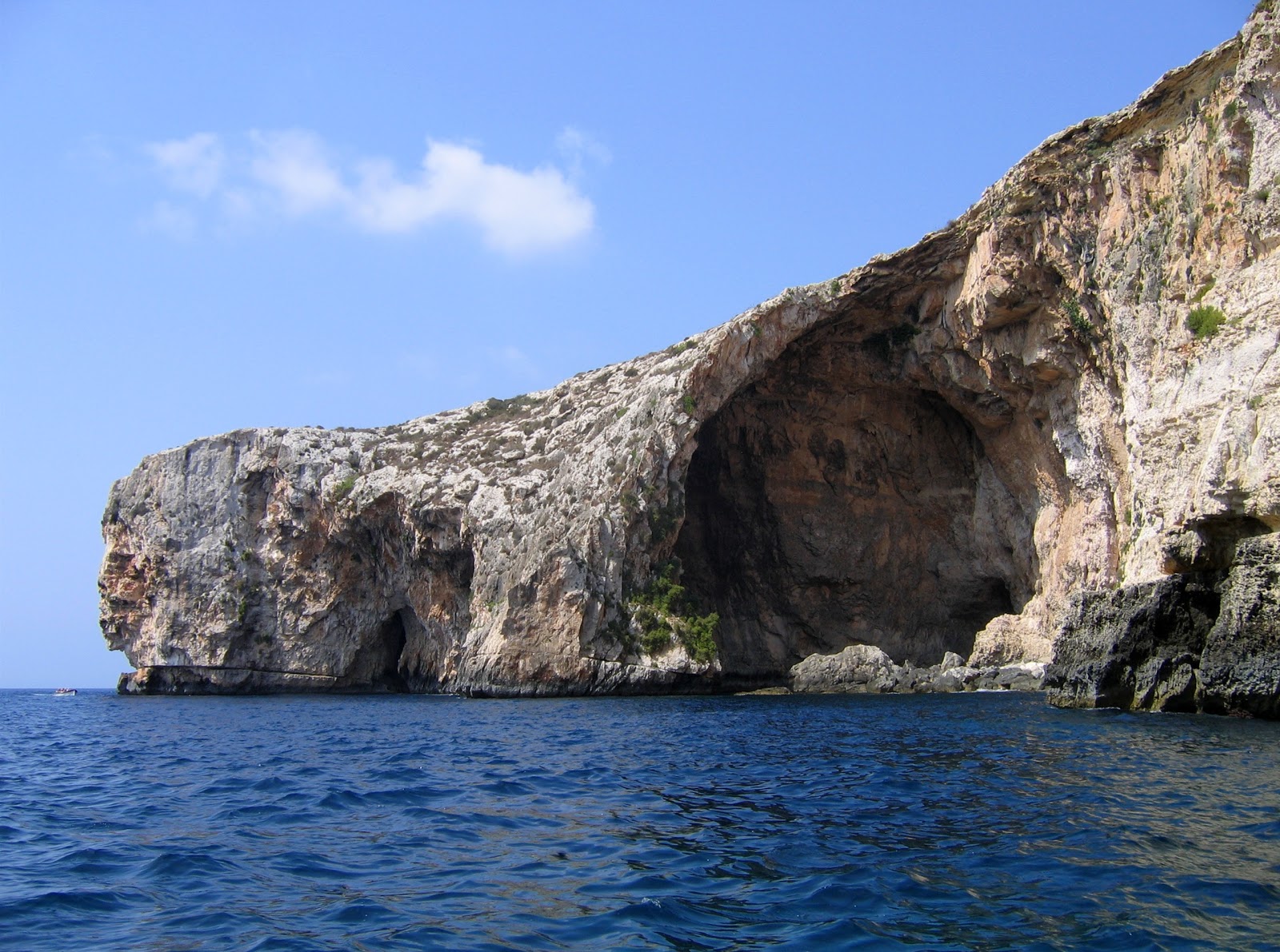 Blue Grotto beach的照片 带有岩石覆盖表面