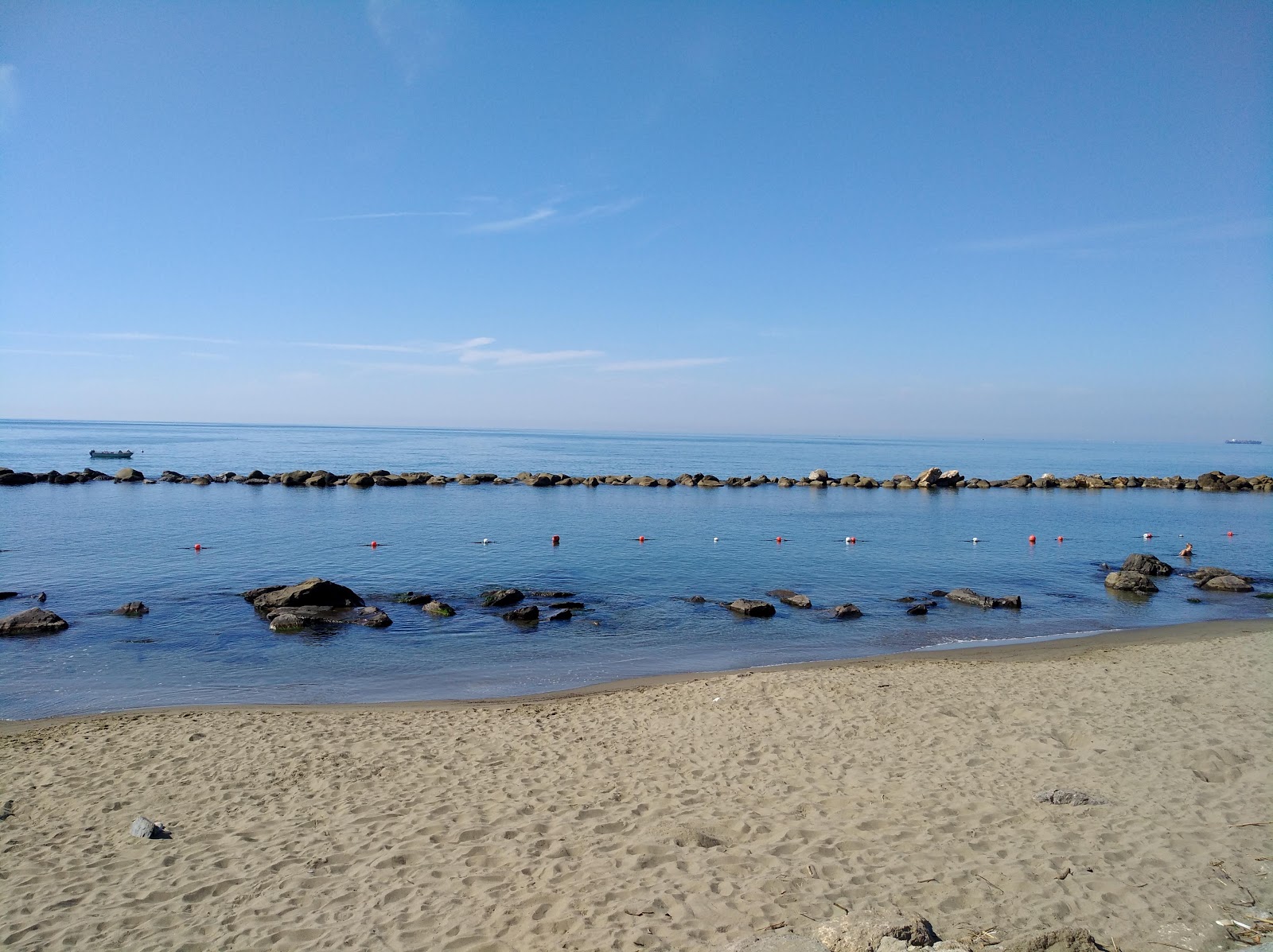 Photo de Ostello beach avec sable brun de surface