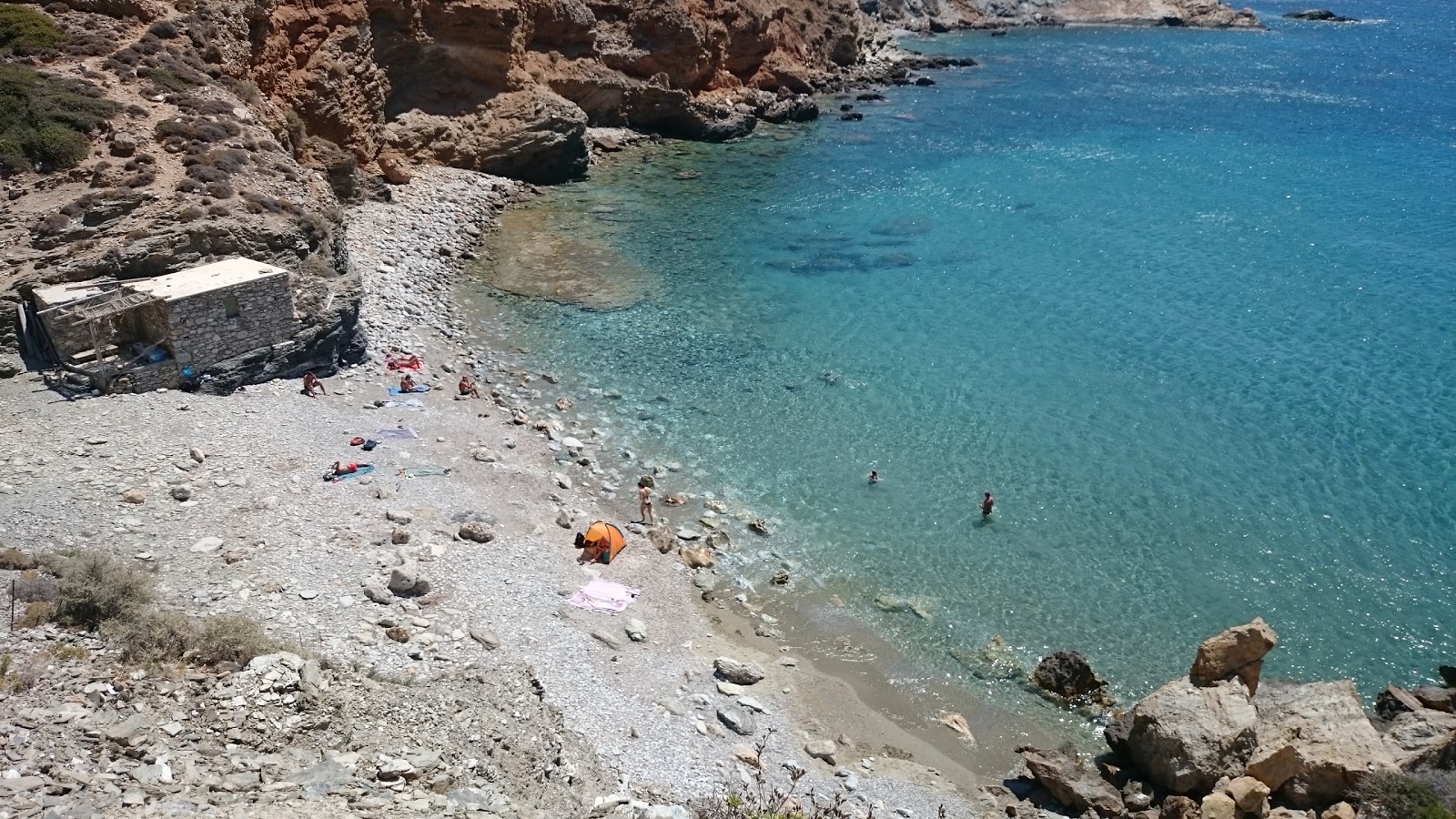 Foto di Paralia Fira con una superficie del terreno roccioso
