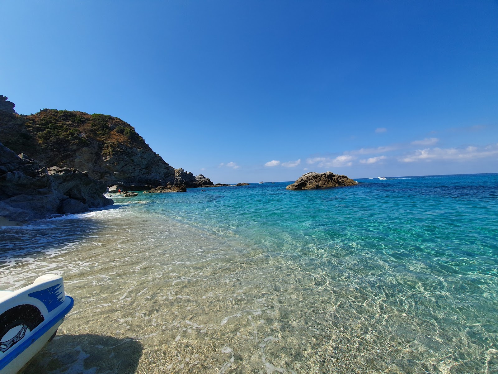 Spiaggia Praia I Focu'in fotoğrafı dağlarla çevrili