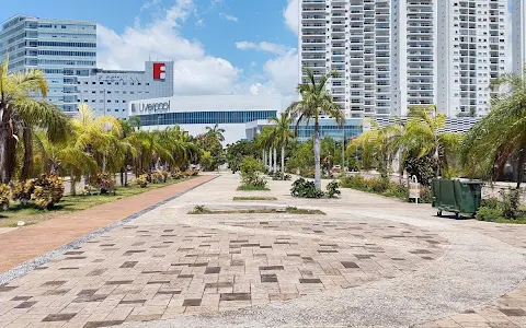 Parador Fotográfico - Letras Cancún Malecón image