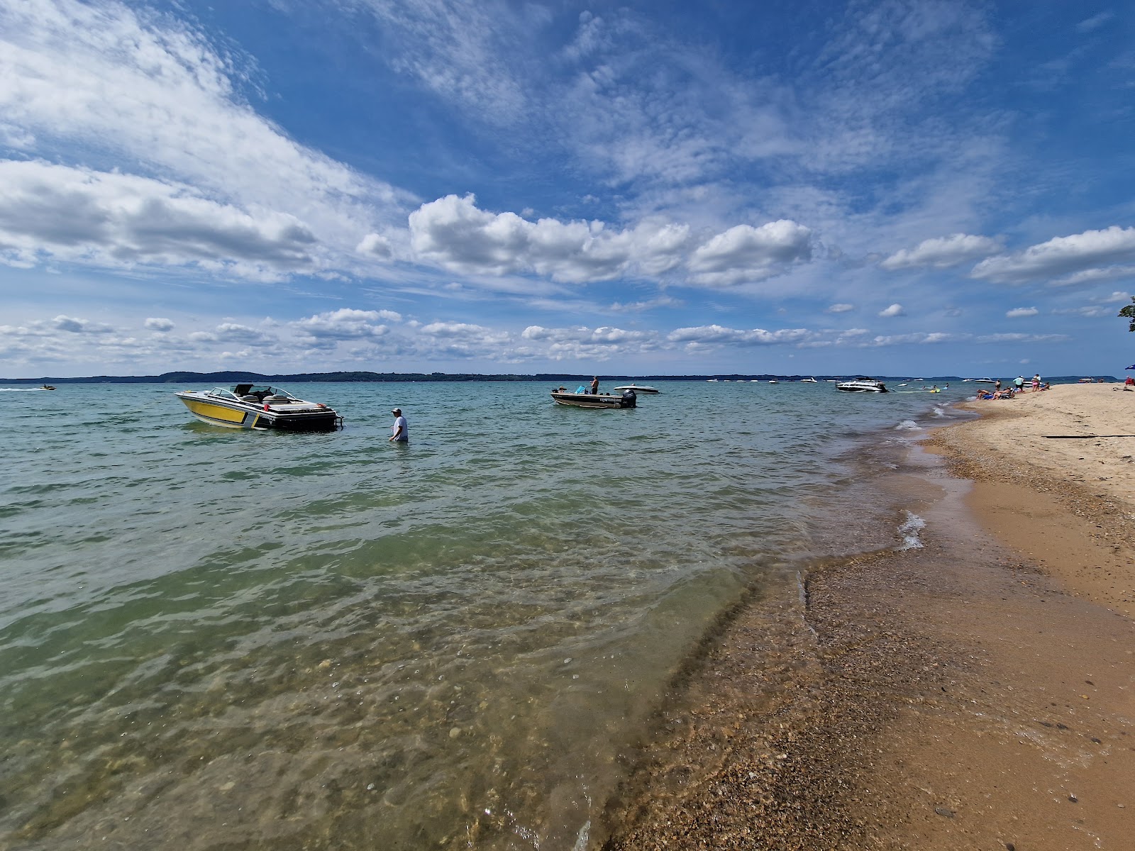 Maple Bay Beach的照片 带有碧绿色纯水表面