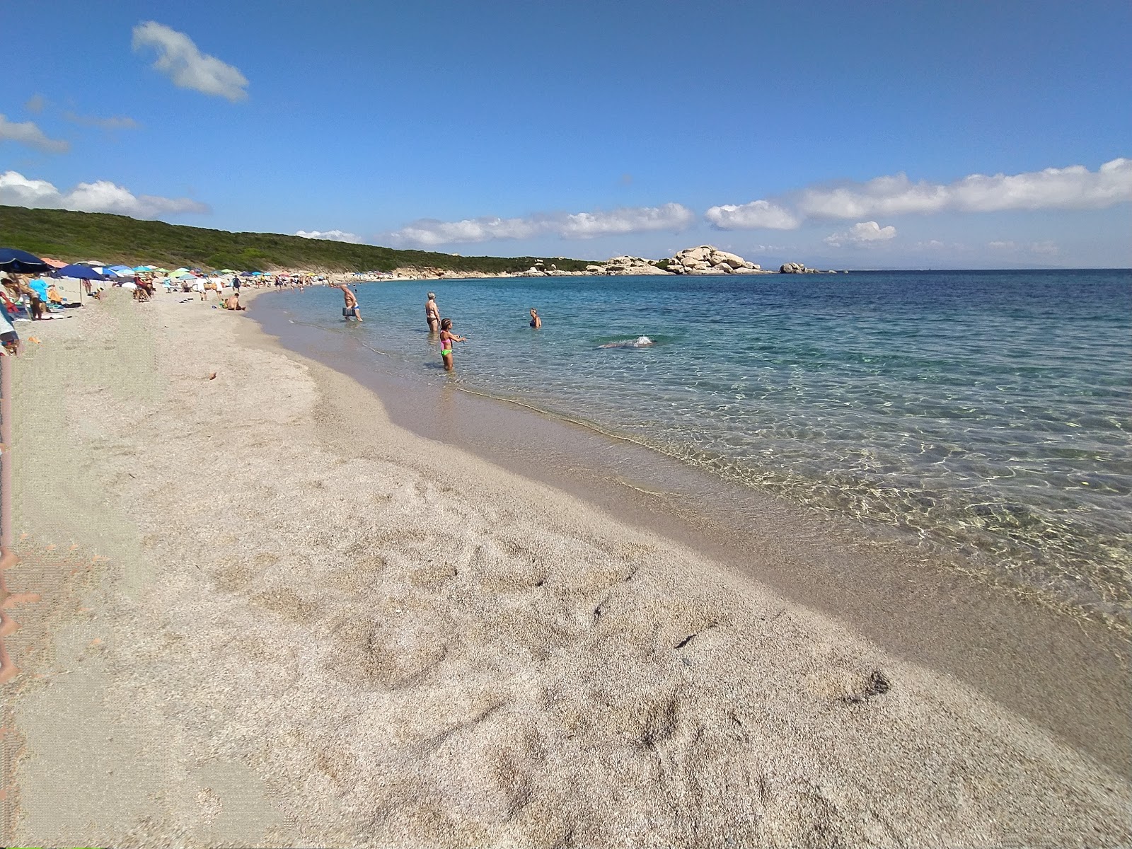 Foto di Spiaggia La Licciola con una superficie del acqua cristallina