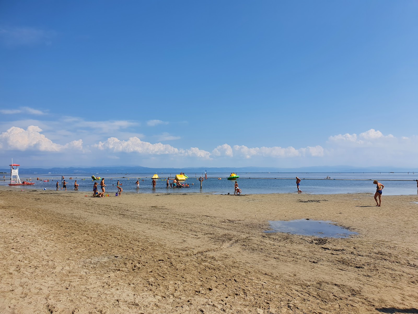 Valokuva Villaggio europaista. pinnalla turkoosi puhdas vesi:n kanssa