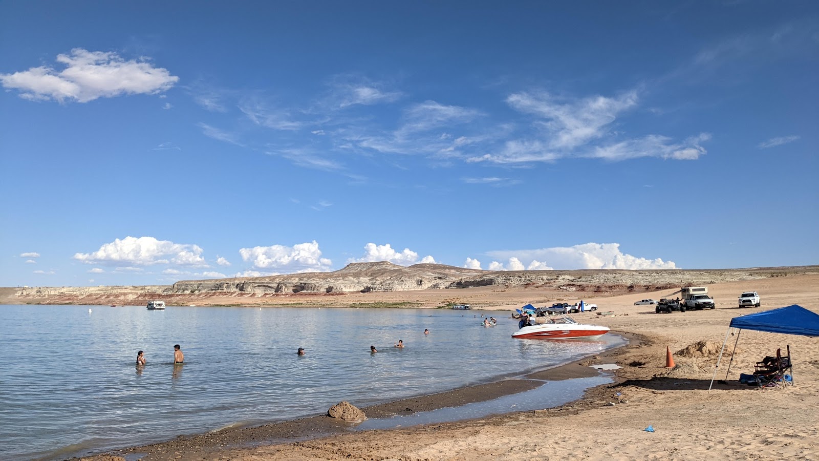 Foto van Lone Rock Beach gelegen in een natuurlijk gebied