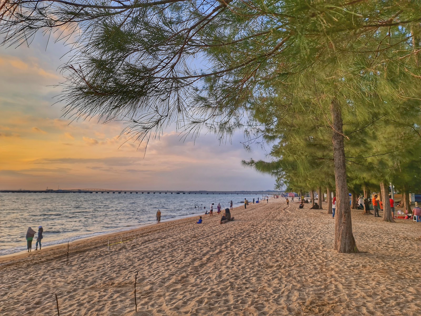 Foto di Puteri Beach con una superficie del sabbia beige